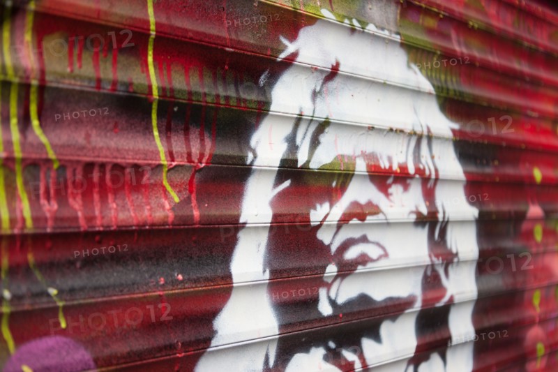 Allemagne (Germany), Berlin, Friedrichshain, immeuble, ancien Berlin Est, rideau de fer peint, Klaus Kinski, coulures de peinture