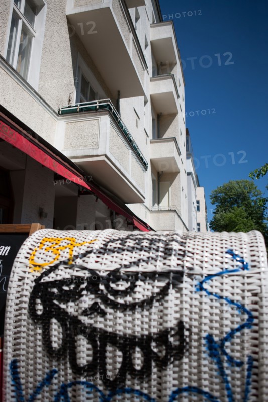 Allemagne (Germany), Berlin, Friedrichshain, immeuble, ancien Berlin Est, graffiti, terrasse de restaurant, peinture