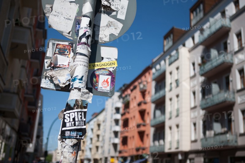 Allemagne (Germany), Berlin, Friedrichshain, immeuble, ancien Berlin Est, signes de ville, panneau, autocollants,