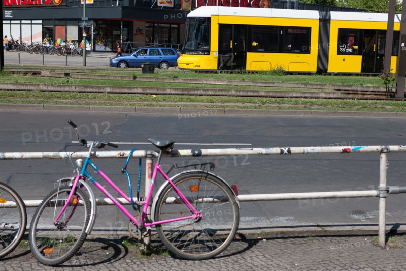 Allemagne (Germany), Berlin, Friedrichshain, immeuble, ancien Berlin Est, arret de tramway, rue, velo,