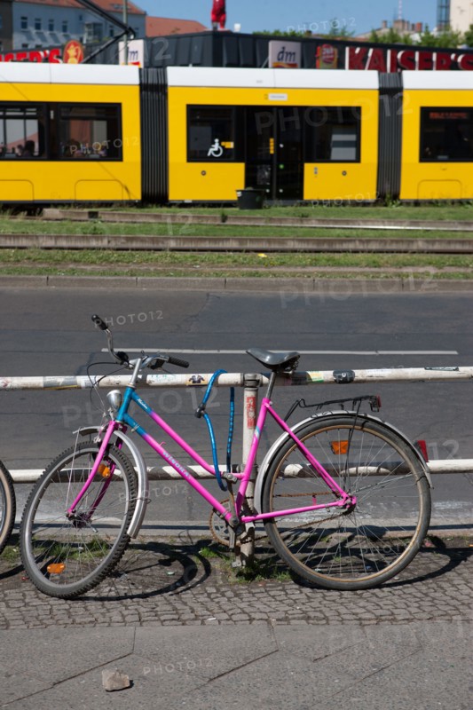 Allemagne (Germany), Berlin, Friedrichshain, immeuble, ancien Berlin Est, arret de tramway, rue, velo,