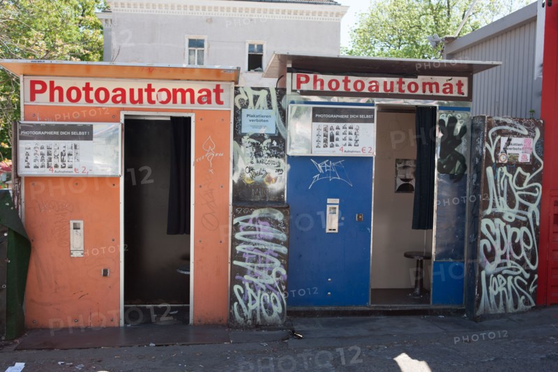 Allemagne (Germany), Berlin, Friedrichshain, immeuble, ancien Berlin Est, cabines photomaton, graffiti,