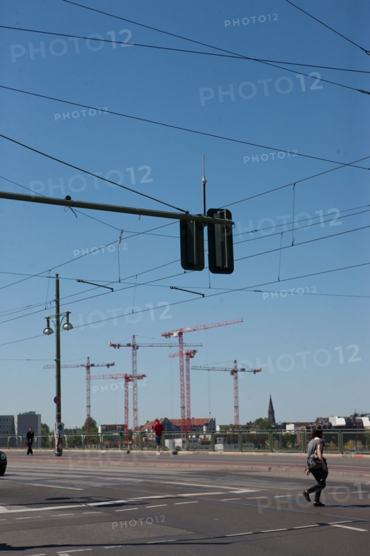 Allemagne (Germany), Berlin, Friedrichshain, immeuble, ancien Berlin Est, pont, cables, circulation, signaletique, grues