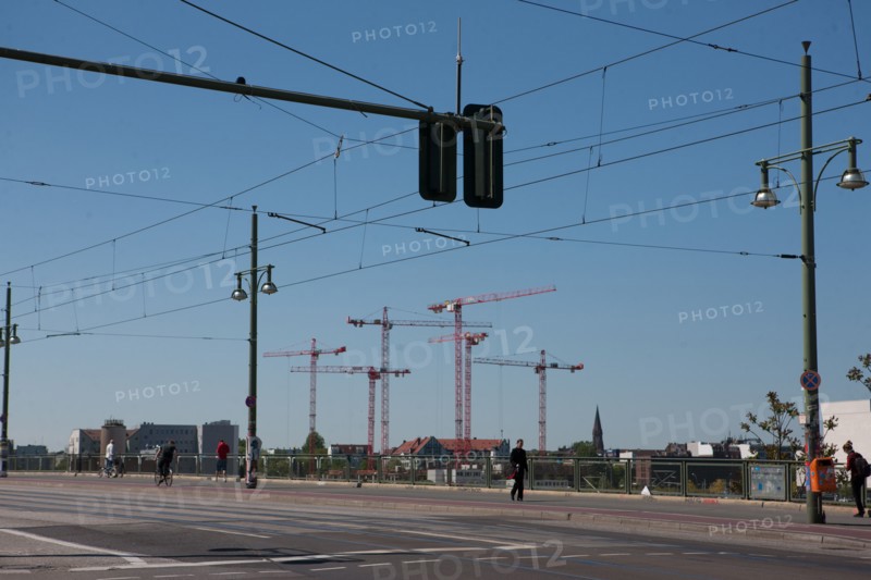 Allemagne (Germany), Berlin, Friedrichshain, immeuble, ancien Berlin Est, pont, cables, circulation, signaletique, grues