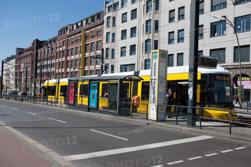 Allemagne (Germany), Berlin, Friedrichshain, immeuble, ancien Berlin Est, arret de tramway,