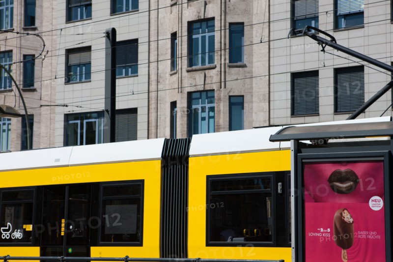 Allemagne (Germany), Berlin, Friedrichshain, immeuble, ancien Berlin Est, arret de tramway,