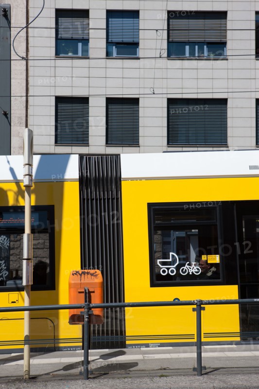 Allemagne (Germany), Berlin, Friedrichshain, immeuble, ancien Berlin Est, arret de tramway,