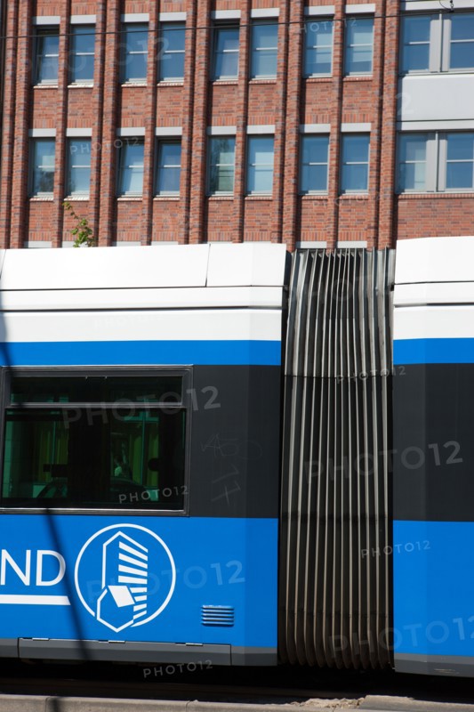 Allemagne (Germany), Berlin, Friedrichshain, immeuble, ancien Berlin Est, arret de tramway,