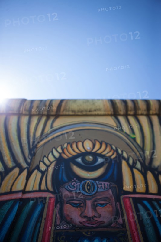 Allemagne (Germany), Berlin, Friedrichshain, immeuble, ancien Berlin Est, East Side Gallery, artistes ayant realise des oeuvres sur le mur,