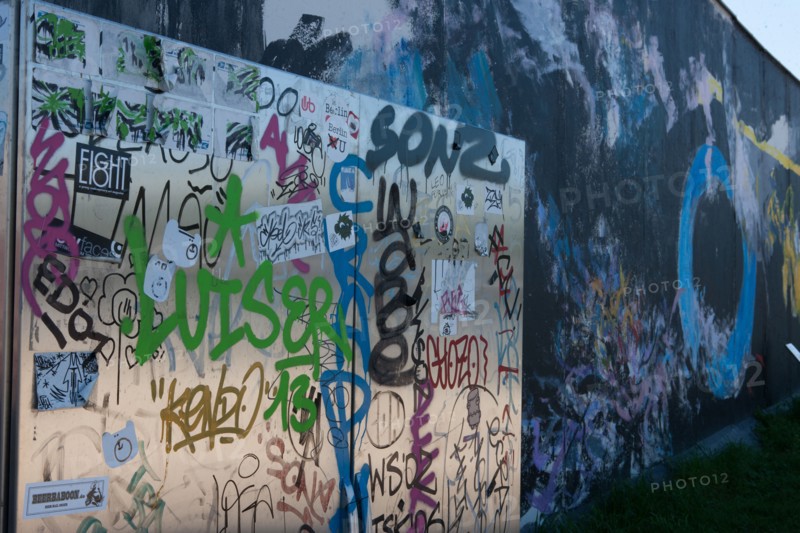 Allemagne (Germany), Berlin, Friedrichshain, immeuble, ancien Berlin Est, East Side Gallery, artistes ayant realise des oeuvres sur le mur,