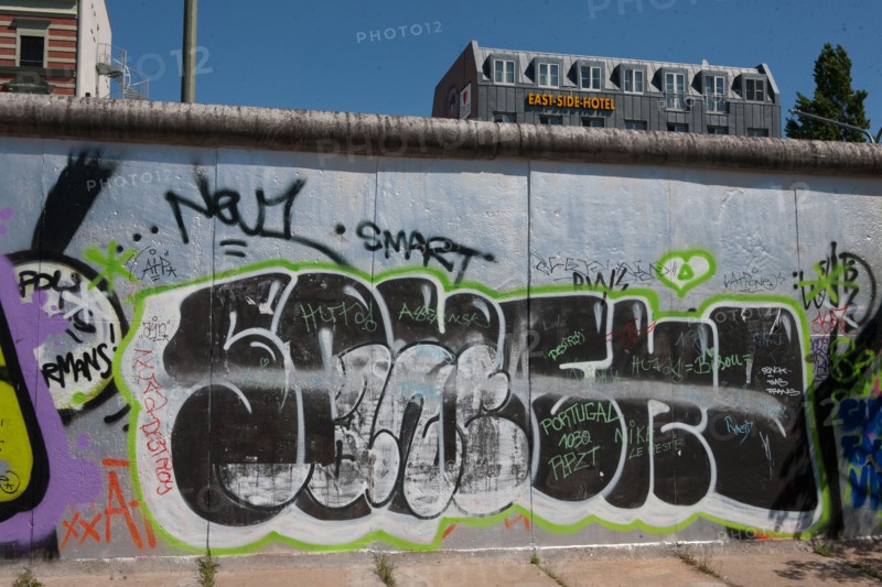 Allemagne (Germany), Berlin, Friedrichshain, immeuble, ancien Berlin Est, East Side Gallery, artistes ayant realise des oeuvres sur le mur,