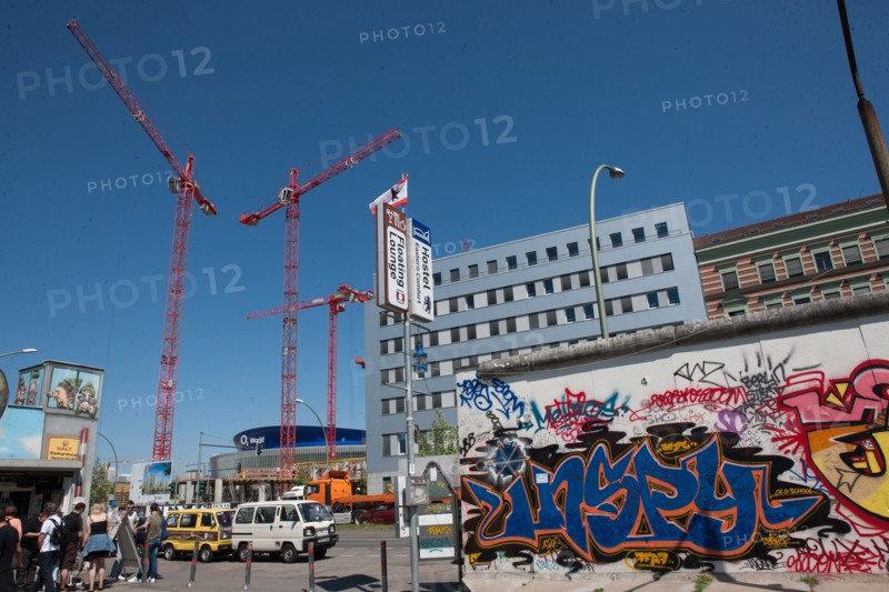 Allemagne (Germany), Berlin, Friedrichshain, immeuble, ancien Berlin Est, East Side Gallery, artistes ayant realise des oeuvres sur le mur,