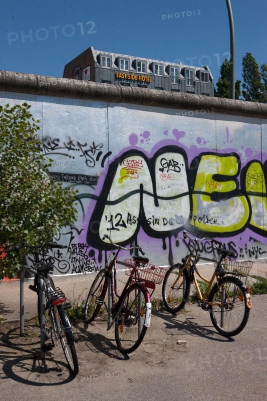 Allemagne (Germany), Berlin, Friedrichshain, immeuble, ancien Berlin Est, East Side Gallery, artistes ayant realise des oeuvres sur le mur,