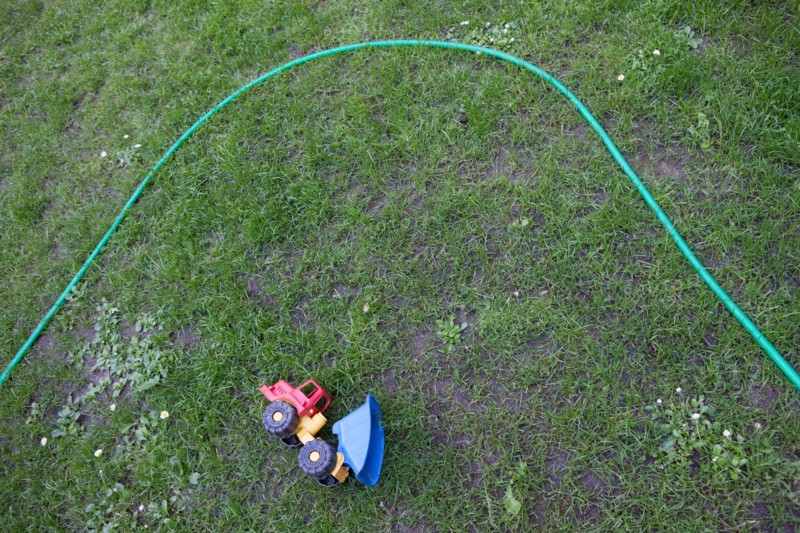 Allemagne (Germany), Berlin, Prenzlauer Berg, Gaudy Strasse, tuyau d'arrosage et jouet dans un parc pour enfants,