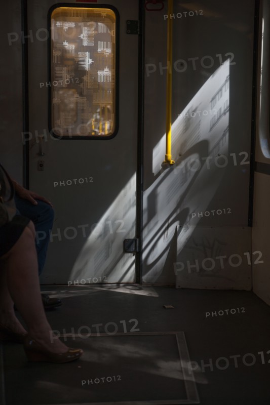 Allemagne (Germany), Berlin, Prenzlauer Berg, S-Bahn, train, metro, transport en commun, jambe de femme et ombres,