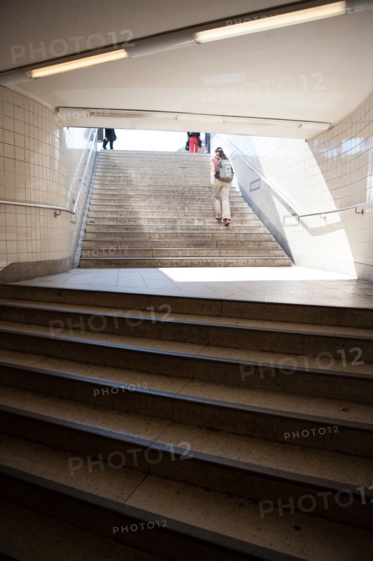 Allemagne (Germany), Berlin, Alexanderplatz, sortie du metro, escaliers,