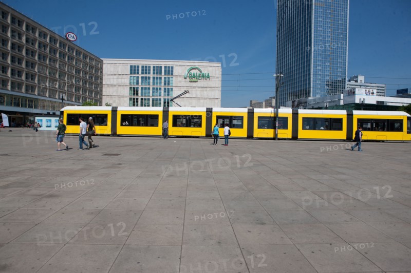 Allemagne (Germany), Berlin, Alexanderplatz, Tour Fernsehturm, tour de television de Berlin Est, place, tramway,
