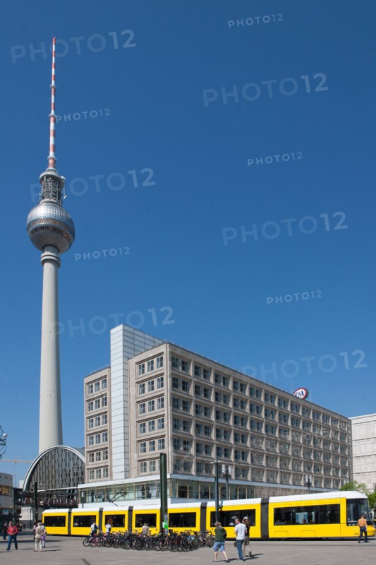Allemagne (Germany), Berlin, Alexanderplatz, Tour Fernsehturm, tour de television de Berlin Est, place, tramway,