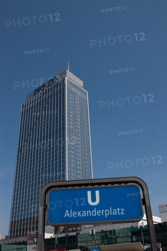 Allemagne (Germany), Berlin, Alexanderplatz, Tour Fernsehturm, tour de television de Berlin Est, horloge universelle,