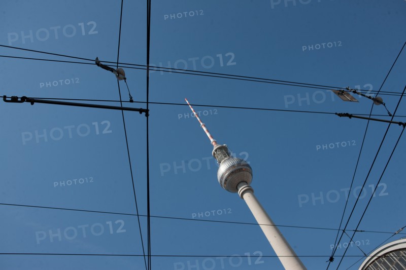 Allemagne (Germany), Berlin, Alexanderplatz, Tour Fernsehturm, tour de television de Berlin Est, cables du tramway