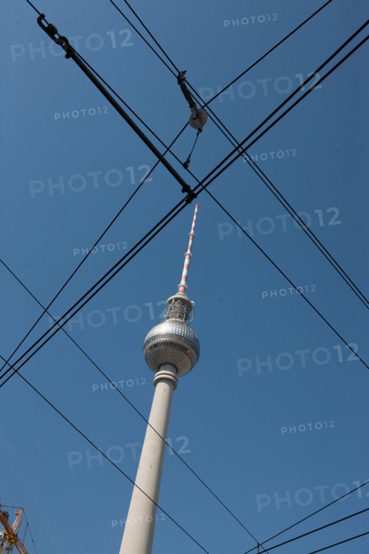 Allemagne (Germany), Berlin, Alexanderplatz, Tour Fernsehturm, tour de television de Berlin Est, cables du tramway