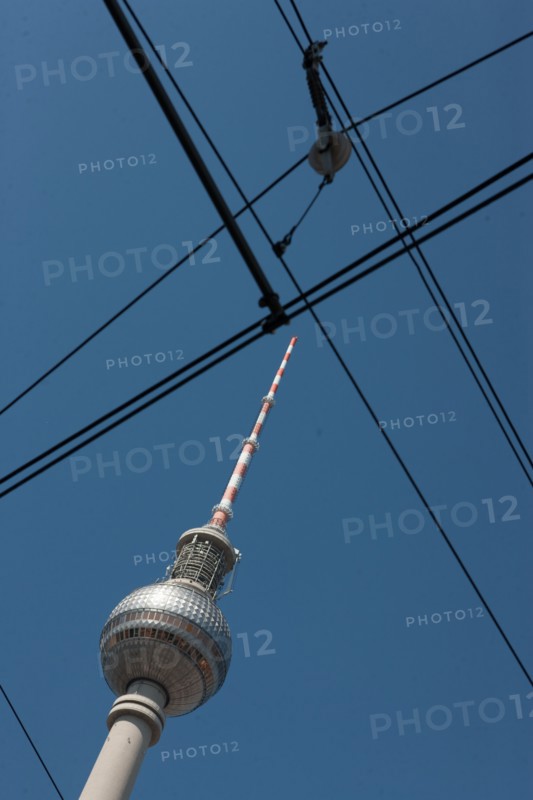 Allemagne (Germany), Berlin, Alexanderplatz, Tour Fernsehturm, tour de television de Berlin Est, cables du tramway