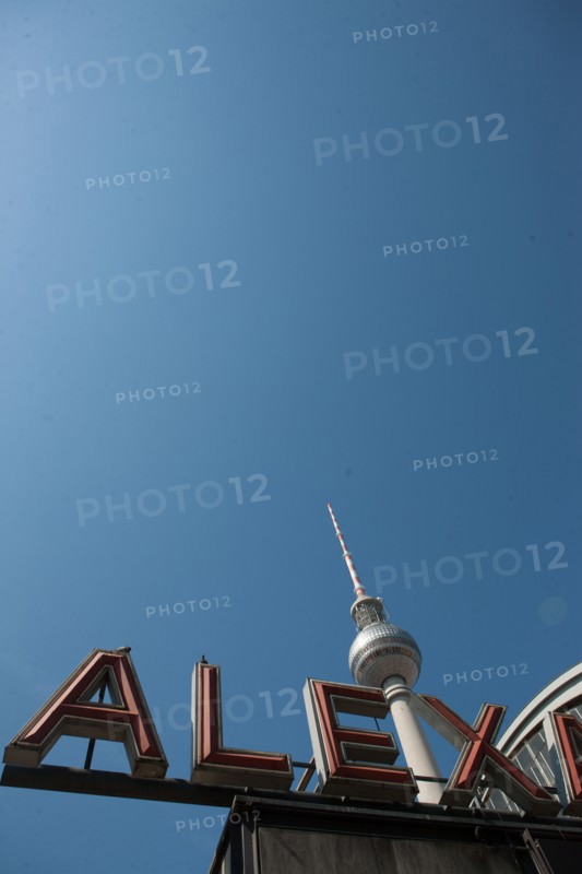 Allemagne (Germany), Berlin, Alexanderplatz, Tour Fernsehturm, tour de television de Berlin Est, lettres, gare,