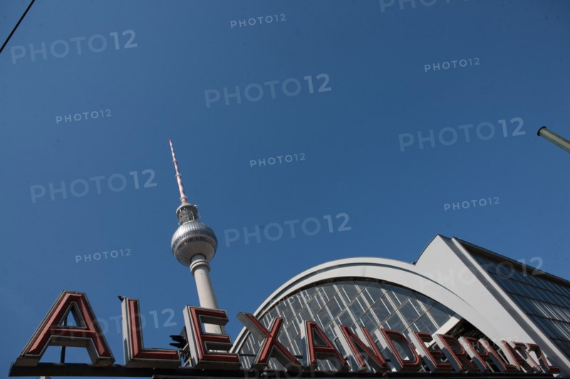 Allemagne (Germany), Berlin, Alexanderplatz, Tour Fernsehturm, tour de television de Berlin Est, lettres, gare,