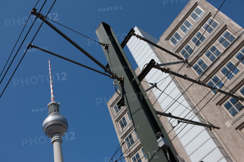 Allemagne (Germany), Berlin, Alexanderplatz, Tour Fernsehturm, tour de television de Berlin Est, cables du tramway