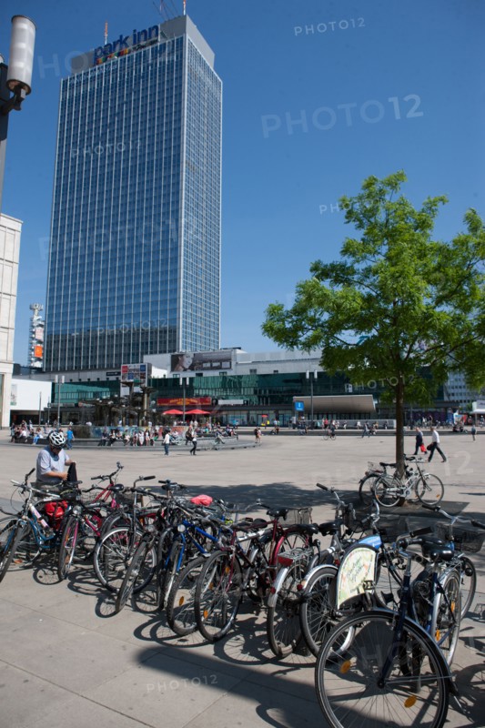Allemagne (Germany), Berlin, Alexanderplatz, Tour Fernsehturm, tour de television de Berlin Est, horloge universelle,
