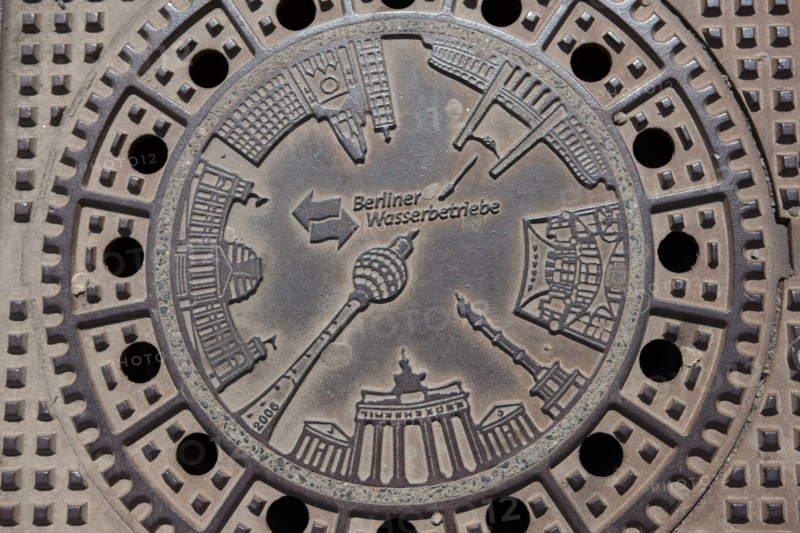 Allemagne (Germany), Berlin, Alexanderplatz, Tour Fernsehturm, tour de television de Berlin Est, plaque d'egout,