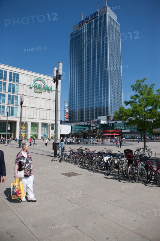 Allemagne (Germany), Berlin, Alexanderplatz, Tour Fernsehturm, tour de television de Berlin Est,