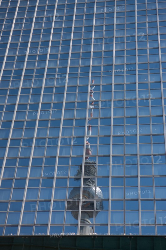 Allemagne (Germany), Berlin, Alexanderplatz, Tour Fernsehturm, tour de television de Berlin Est,