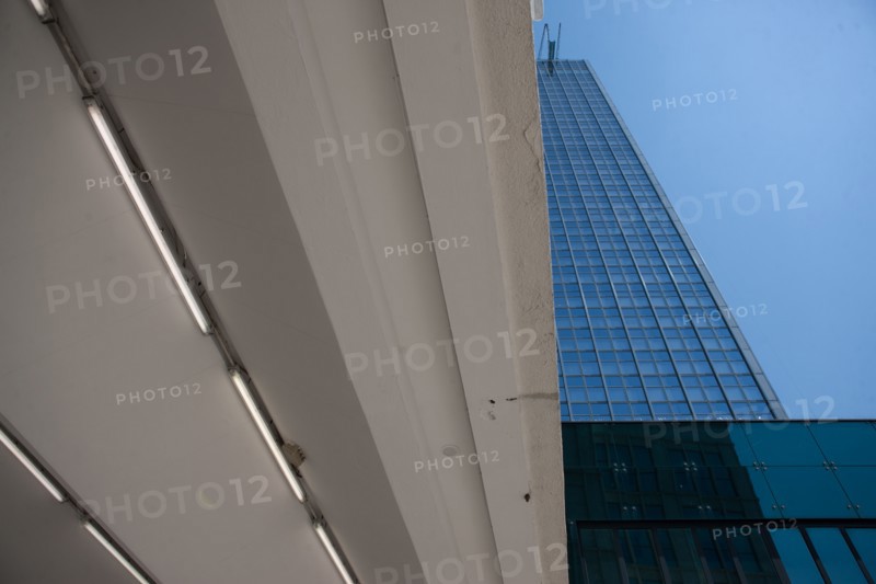 Allemagne (Germany), Berlin, Alexanderplatz, Tour Fernsehturm, immeuble, neon,