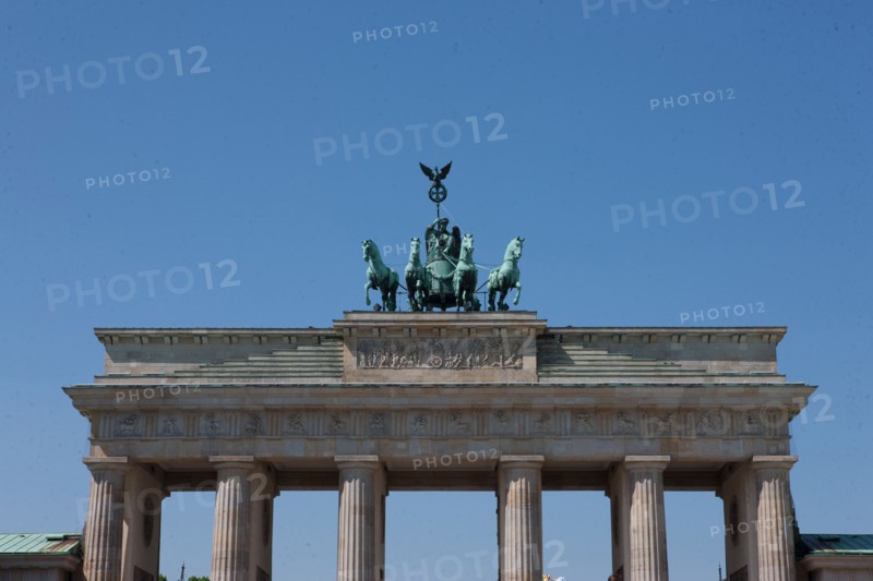 Allemagne (Germany), Berlin, Porte de Brandebourg, au bout de la Friederichstrasse, detail du sommet de la porte, colonnade, sculpture,