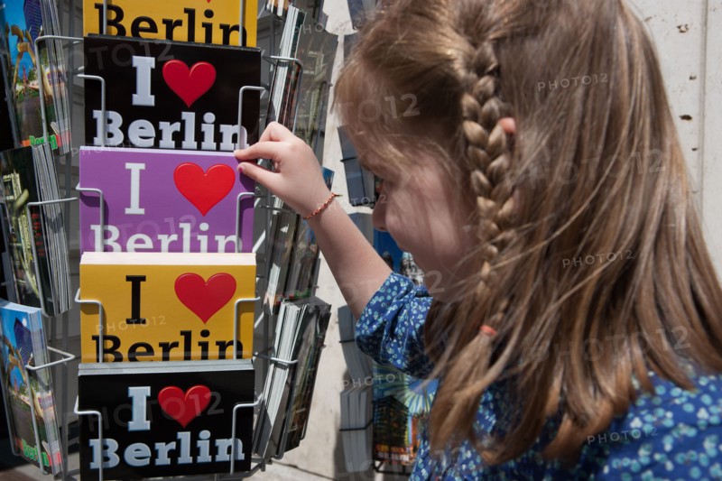 Allemagne (Germany), Berlin, Porte de Brandebourg, Friederichstrasse, enfant choisissant des cartes postales,