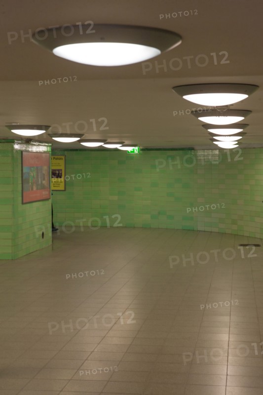 Allemagne (Germany), Berlin, Porte de Brandebourg, Friederichstrasse, station de metro, U-Bahn, couloir,