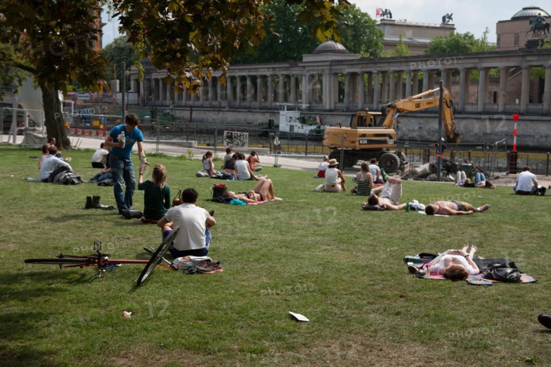 Allemagne (Germany), Berlin, Museuminsell (Ile aux Musees), Monbijou Park, transats sur la pelouse au bord de la Spree,