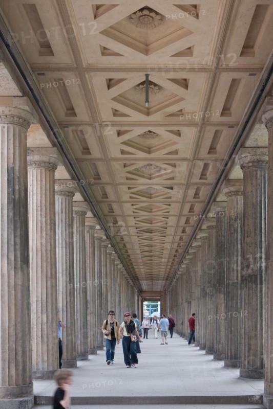 Allemagne (Germany), Berlin, Museuminsell (Ile aux Musees), Nationalgalerie, Musee des Beaux-Arts, colonnade