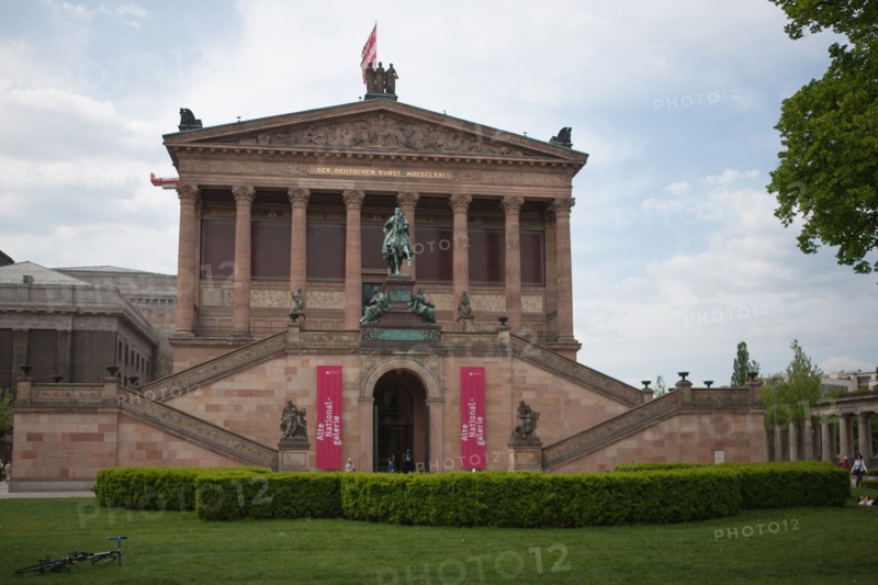 Allemagne (Germany), Berlin, Museuminsell (Ile aux Musees), Alte Nationalgalerie, Musee des Beaux-Arts, colonnade