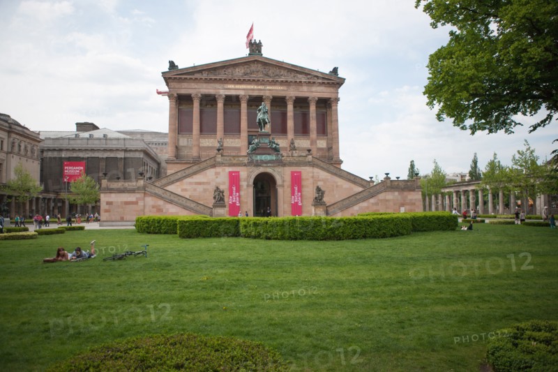 Allemagne (Germany), Berlin, Museuminsell (Ile aux Musees), Alte Nationalgalerie, Musee des Beaux-Arts, colonnade