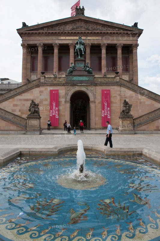 Allemagne (Germany), Berlin, Museuminsell (Ile aux Musees), Nationalgalerie, Musee des Beaux-Arts, fontaine, mosaique, trident, eau,