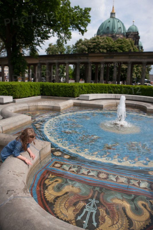 Allemagne (Germany), Berlin, Museuminsell (Ile aux Musees), Nationalgalerie, Musee des Beaux-Arts, fontaine, mosaique, trident, eau, Berliner dom,