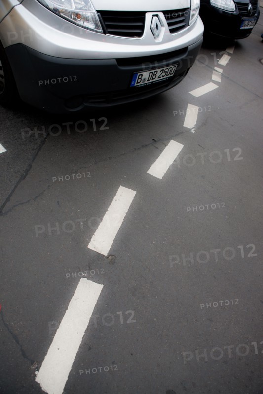 Allemagne (Germany), Berlin, avenue remontant vers Alexanderplatz, Karl-Liebknecht Strasse, ligne pointillee irreguliere,