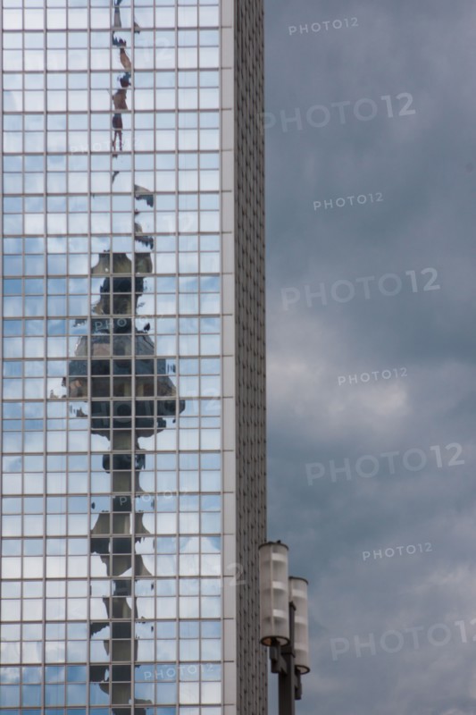 Allemagne (Germany), Berlin, immeuble refletant la Tour Fernsehturm, tour de television de Berlin Est, remontant vers Alexanderplatz, Karl-Liebknecht Strasse,