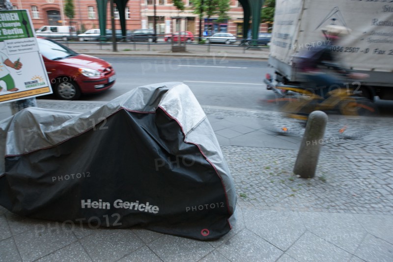 Allemagne (Germany), Berlin, Prenzlauer Berg, rue sous le metro, S-Bahn, moto recouverte par une bache,