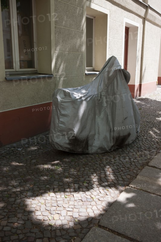 Allemagne (Germany), Berlin, Prenzlauer Berg, deux roues bache,