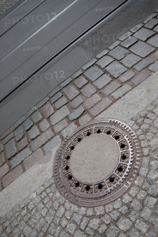 Allemagne (Germany), Berlin, Prenzlauer Berg, plaque d'egout, rue, rails,