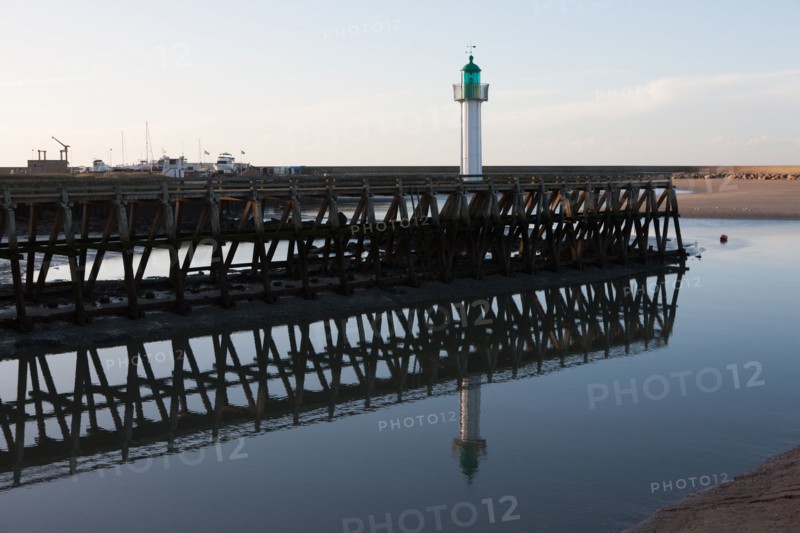 France, region Basse Normandie, Calvados, Cote fleurie, Trouville-sur-Mer, plage, jetee, estacade, phare, mer