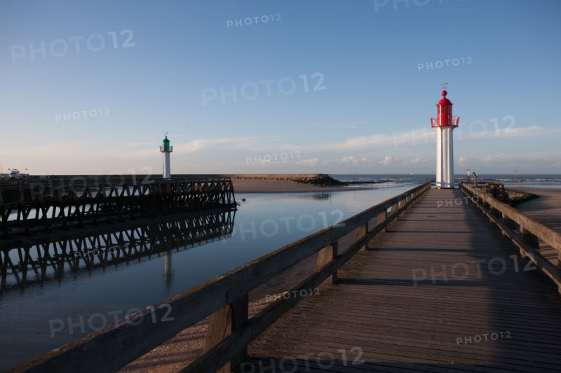 France, region Basse Normandie, Calvados, Cote fleurie, Trouville-sur-Mer, plage, jetee, estacade, phare, mer